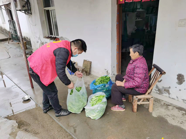 疫情蔬菜滯銷，犯愁 牽線搭橋助銷，暖心